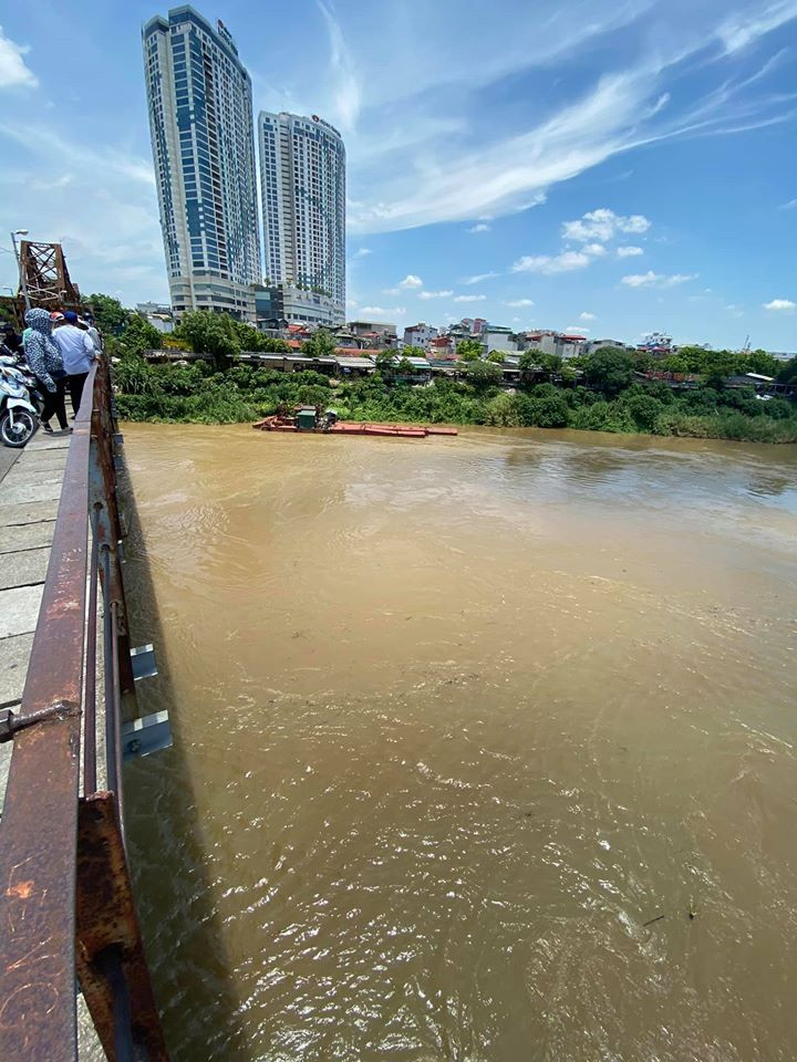 Cầu Long Biên nơi xảy ra sự việc. Xem thêm video: Thất tình, nam thanh niên nhảy cầu tự tử. Nguồn: VTC 14.