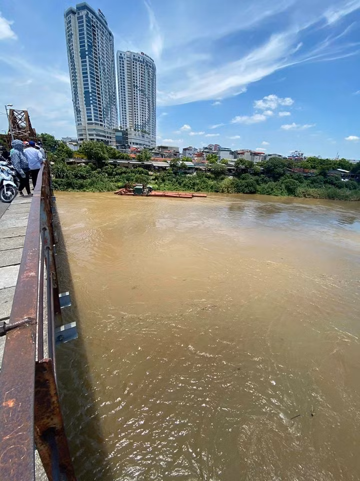 Cầu Long Biên nơi xảy ra sự việc. Xem thêm video: Thất tình, nam thanh niên nhảy cầu tự tử. Nguồn: VTC 14.