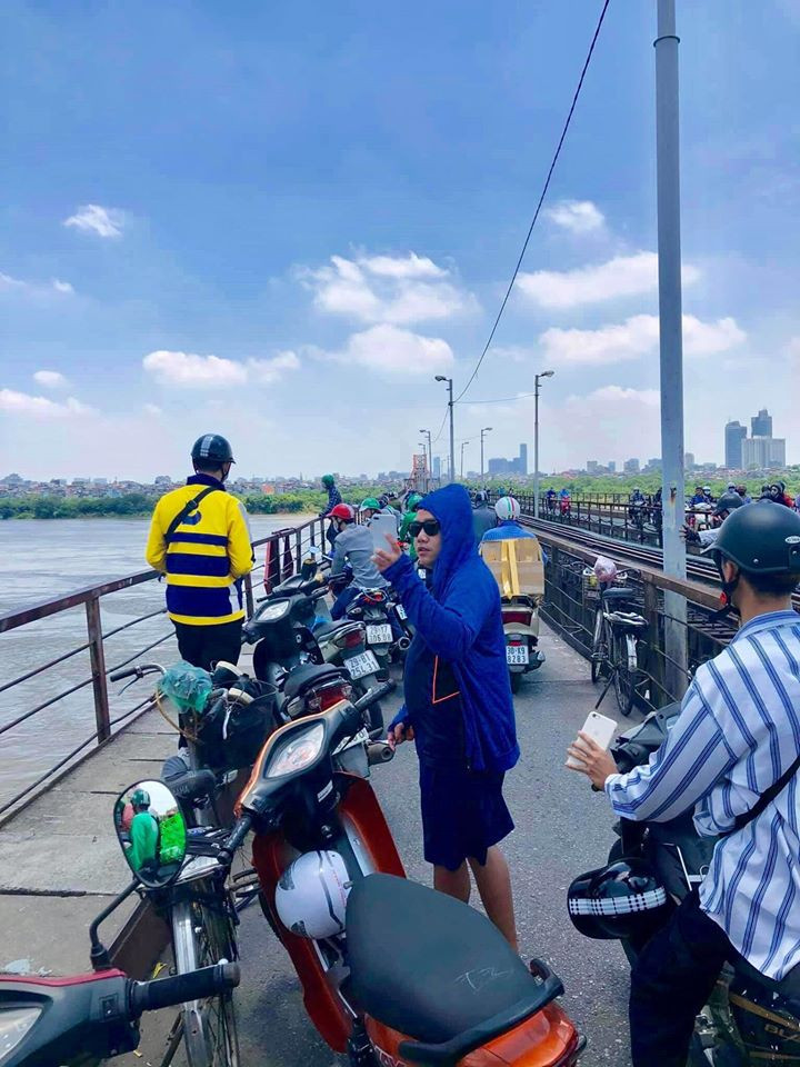 Rất đông người hiếu kỳ đứng lại xem.