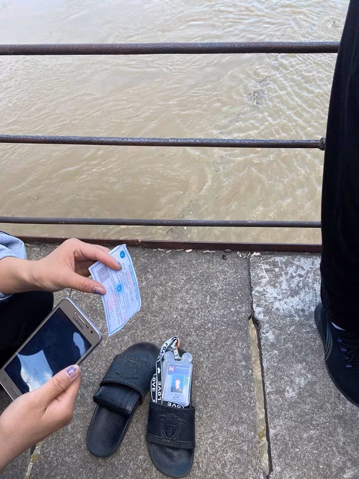 Ngay sau đó người dân đã báo cho lực lượng chức năng nhận được tin báo lực lượng chức năng đã nhanh chóng cử người xuống hiện trường, đồng thời tìm kiếm thi thể nạn nhân.