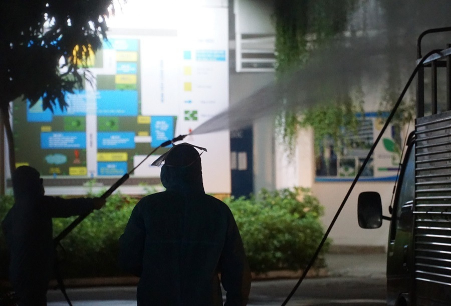 Các chiến sĩ tiến hành phun khử trùng tại 2 bệnh viện