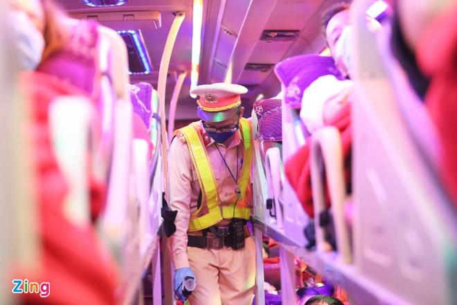 Bat 5 nguoi Trung Quoc nhap canh trai phep dang tren duong vao TP.HCM-Hinh-2