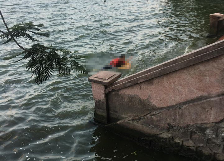 Phat hien thi the mot co gai noi tren ho Tay