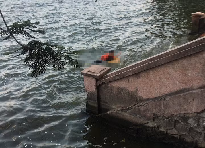 Phat hien thi the mot co gai noi tren ho Tay