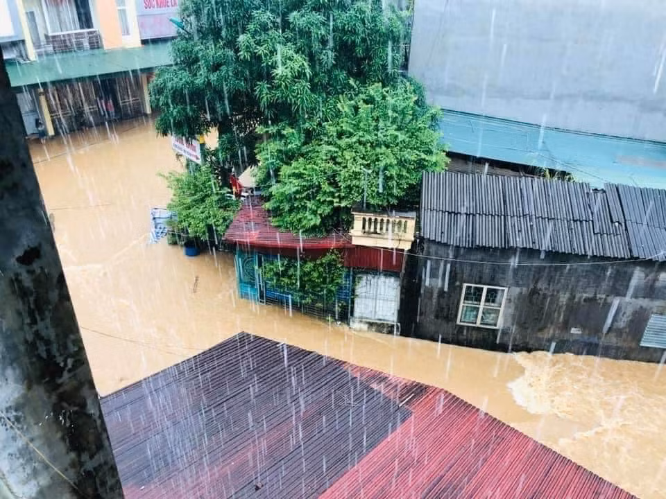 Ha Giang ngap lut nang, nhieu o to ngap nuoc, 2 me con tu vong