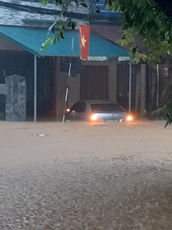 Mưa to kéo dài khiến nhiều điểm trũng không kịp thoát nước gây ngập úng đã ảnh hưởng nghiêm trọng đến cuộc sống người dân, nhất là khu vực thành phố Hà Giang.