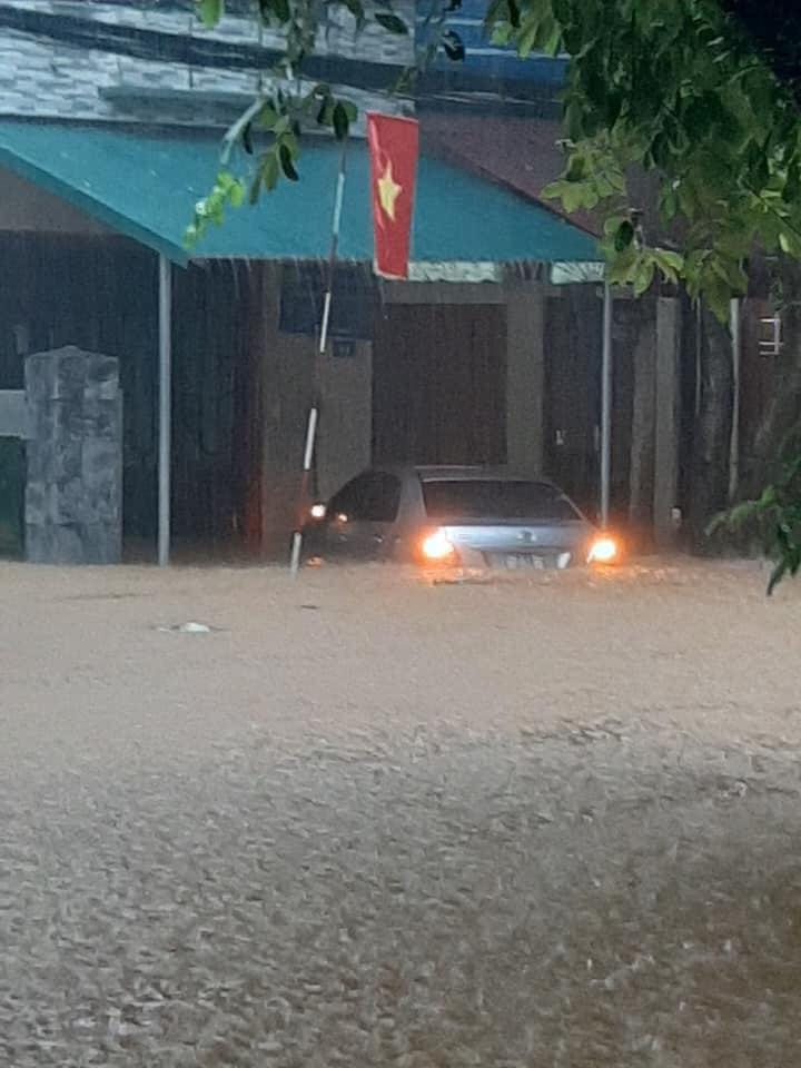 Mưa to kéo dài khiến nhiều điểm trũng không kịp thoát nước gây ngập úng đã ảnh hưởng nghiêm trọng đến cuộc sống người dân, nhất là khu vực thành phố Hà Giang.