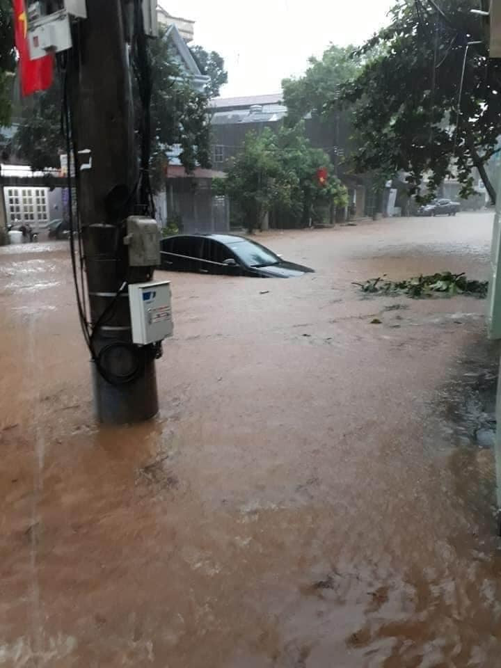 Mưa to, lũ ống đã làm hư hỏng nhiều công trình trên địa bàn tỉnh, đặc biệt là nhà máy thủy điện Thái An huyện Quản Bạ bị tê liệt hoàn toàn phải ngừng hoạt động.