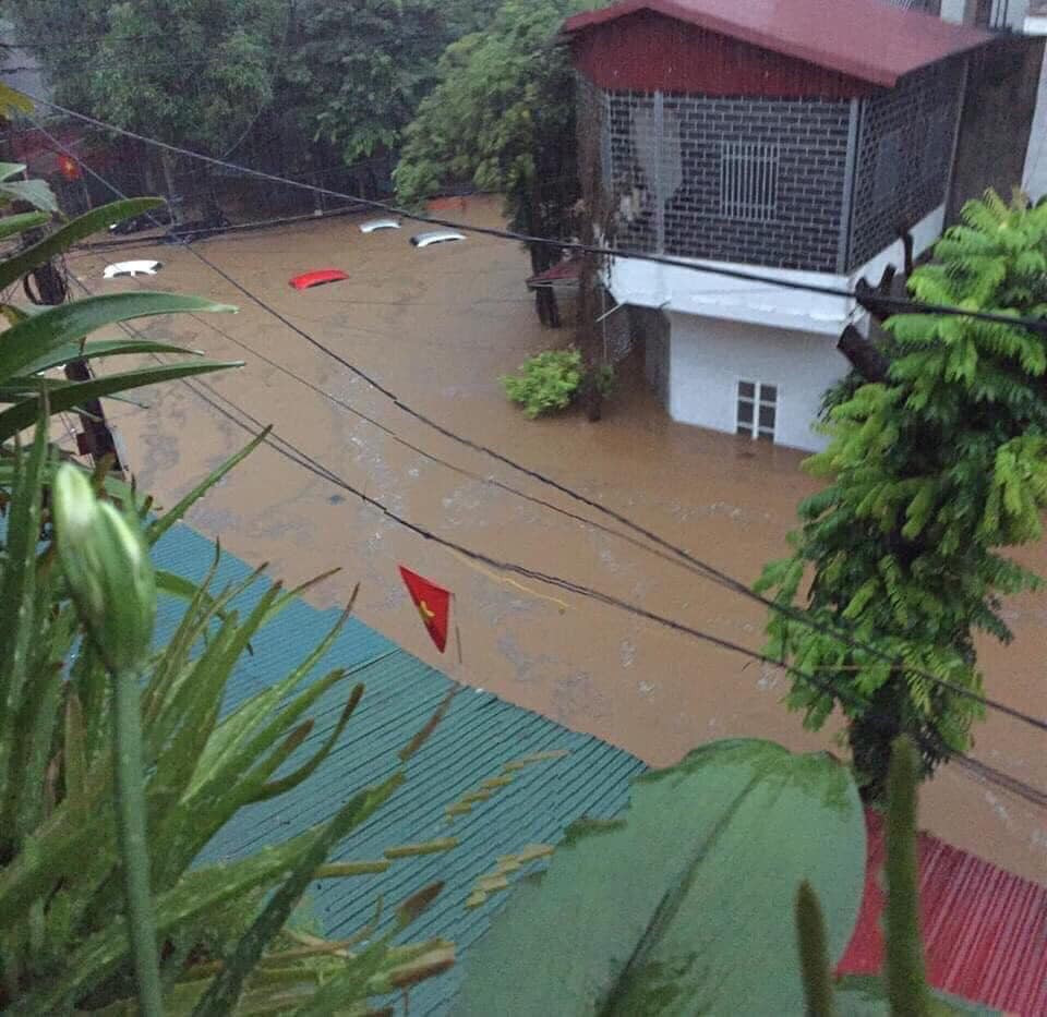 Tình hình về thiệt hại: 3 người, trong đó: (2 người chết, 1 người bị thương). 2 người chết là 2 mẹ con trong một gia đình ở huyện Hoàng Su Phì.