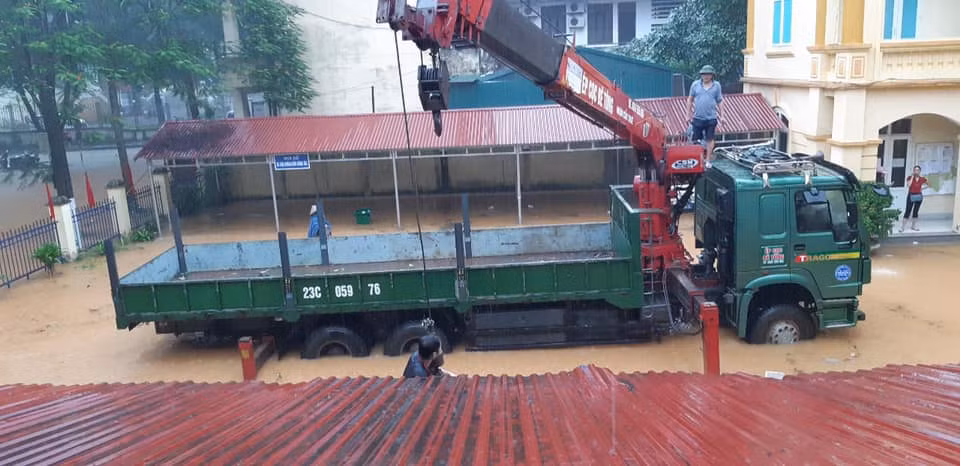 Theo Trung tâm Dự báo Khí tượng Thủy văn Quốc gia cho biết, sáng nay (21/7), vùng hội tụ gió trên cao đã gây ra mưa rào và dông cho các tỉnh Bắc Bộ, riêng khu vực vùng núi và trung du có mưa vừa, có nơi mưa to đến rất to (lượng mưa tính từ 01h ngày 21 đến 07h ngày 21/7) như: Hà Giang 244mm, Lào Cai 81mm, Phù Yên (Sơn La) 49mm, Bắc Mê (Hà Giang) 32mm, Tam Đường (Lai Châu) 20mm,….