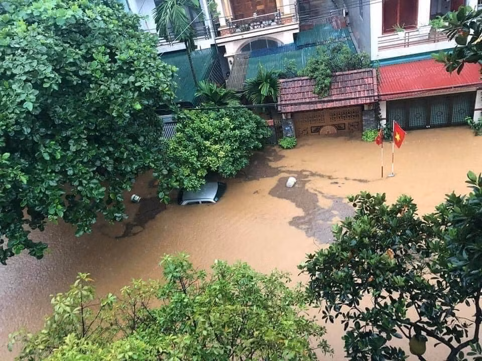 Trong mưa dông có khả năng xảy ra lốc, sét, mưa đá và gió giật mạnh. Thời gian mưa lớn tập trung vào đêm và sáng 22/7. Xem thêm video: Mưa lũ Trung Quốc: Lũ kỷ lục dồn về đập Tam Hiệp, nước lên cao chưa từng thấy. Nguồn: VTC NOW.