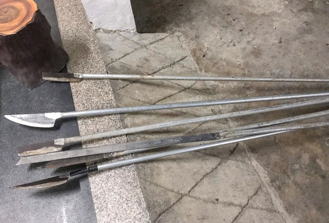 Kinh hãi số dao, mác nhóm thanh niên mang đi chém nhau - Hình 2 Kinh hai so dao, mac nhom thanh nien mang di chem nhau-Hinh-2