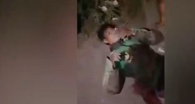 Xe om Grab bi 2 doi tuong dung dao dam trong thuong