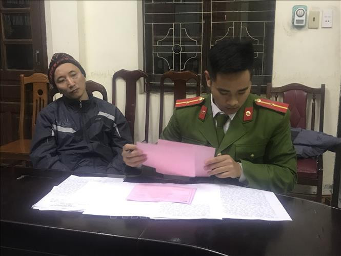 Khi sự việc xảy ra, giao dịch viên chi nhánh đã bình tĩnh thực hiện các thao tác giao dịch nghiệp vụ. Thủ kho ngân hàng và nhân viên bảo vệ chủ động, khôn khéo liên lạc, thông báo với Công an tỉnh Quảng Ninh.