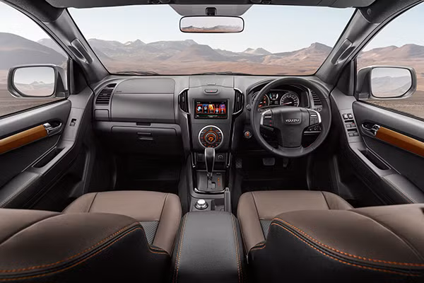 Vô-lăng 3 chấu tích hợp các phím chức năng, điều hòa hai vùng độc lập, hệ thống kiểm soát hành trình, 2 cổng sạc USB, hệ thống thông tin giải trí Kenwood với chức năng định vị cũng như kết nối Isuzu Connect World. Một màn hình cảm ứng đặt ở chính giữa của xe, phía dưới là các nút bấm thiết kế như một chiếc đồng hồ khá nổi bật và ấn tượng.