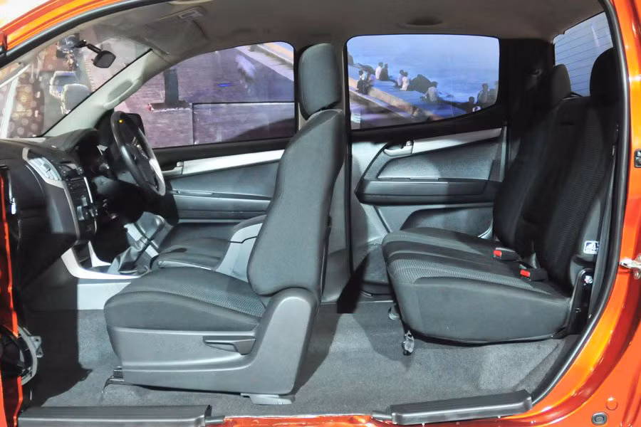 Nội thất của xe tiện nghi và thoải mái hơn cho người sử dụng, được biệt bảng táp-lô được làm bằng chất liệu nhựa mới. Khoảng cách giữa hàng ghế thứ hai và hàng ghế đầu khá rộng giúp cho hành khách phía sau thoải mái hơn khi phải di chuyển trên các cung đường.