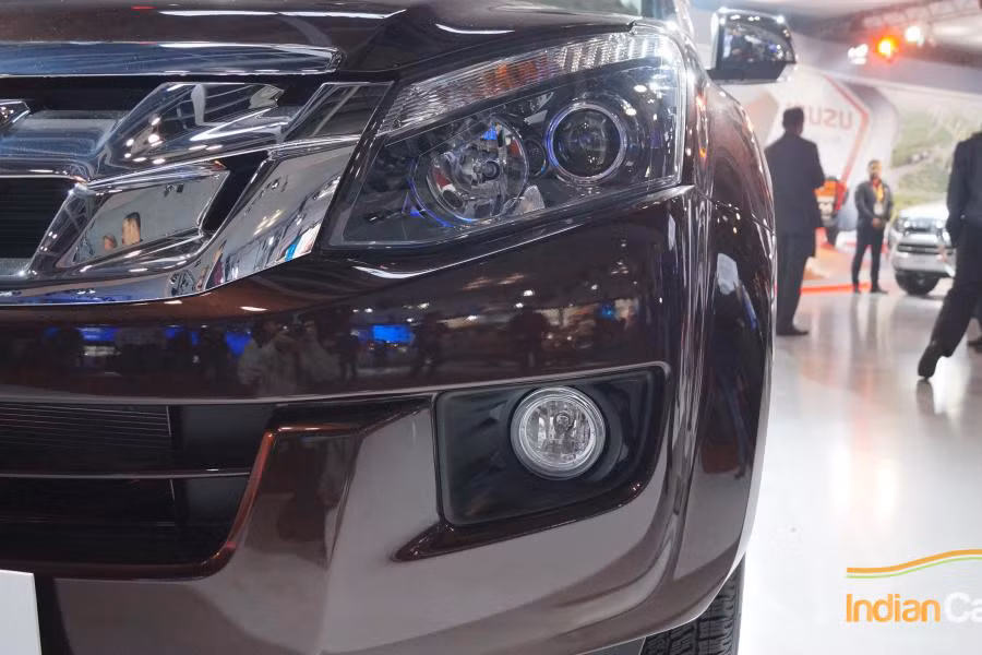 Cụm đèn pha LED tích hợp dải đèn Led định vị ban ngày, tương tự như trên người anh em D-Max 1.9 Ddi nâng cấp. Trong khi đó, đèn sương mù dạng tròn nằm sâu trong hốc hút gió, cản trước của xe mở rộng mang đến sự mạnh mẽ và hầm hố.