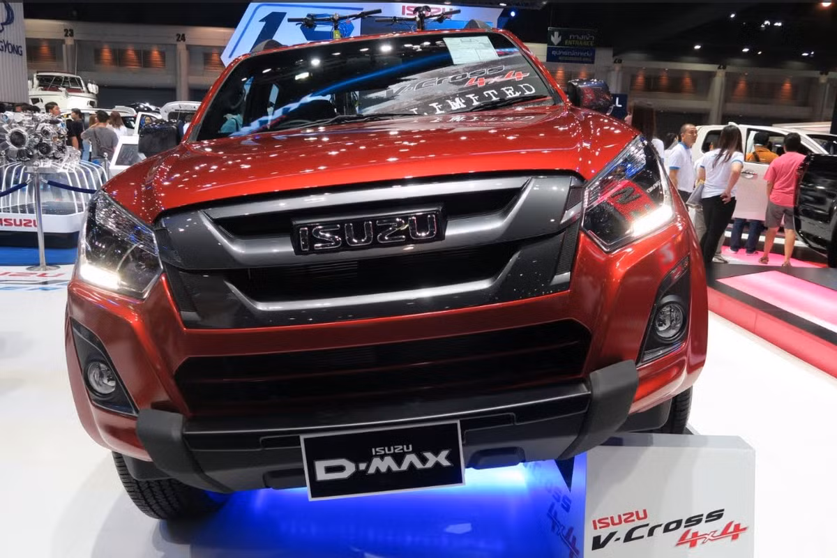 Bản đi cùng hộp số sàn sẽ được trang bị thêm tính năng Genius Sport Shift trong màn hình đa thông tin. Trang bị này giúp cho người cầm vô-lăng có thể nhận biết được xe đang chạy ở số nào. Tính năng này cũng đã xuất hiện trên Isuzu D-Max 1.9 Ddi.