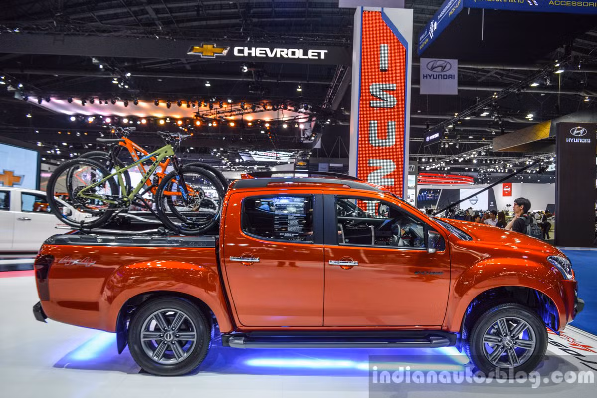 Nằm trong phân khúc xe bán tải, Isuzu D-Max 2017 V-Cross được nhận định là đối thủ cạnh tranh trực tiếp với Chevrolet Colorado High Country và Ford Ranger Wild Trak và chính thức ra mắt tại triển lãm ôtô Việt Nam 2016 (VMS) tới đây.