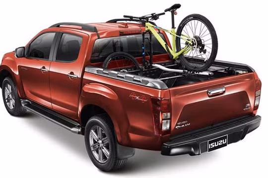 Phần đuôi xe nổi bật với cụm đèn hậu dạng LED dạng hình trụ chia làm 3 tầng đối xứng, cản sau mở rộng giúp cho người sử dụng dễ dàng khi chuyển đồ lên xe. Tay nắm chốt cửa sau của thùng xe được mạ crôm và có ổ khóa.