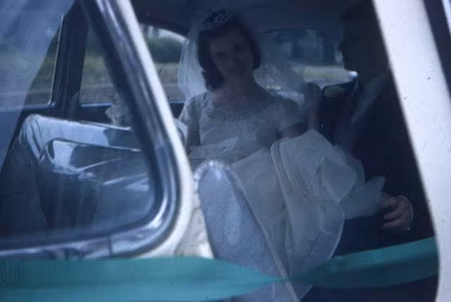 Nụ cười rạng ngời hạnh phúc của cô dâu khi ngồi trên ô tô trong ngày cưới. Ảnh VT