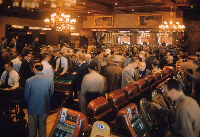 Bên trong một điểm vui chơi giải trí với sòng bạc và máy chơi bài ở nước Mỹ đầu những năm 1950. Ảnh VT