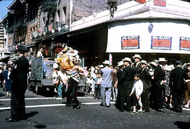 Một người đàn ông múa lân rồng ở ngã tư phố đông đúc người. Ảnh VT