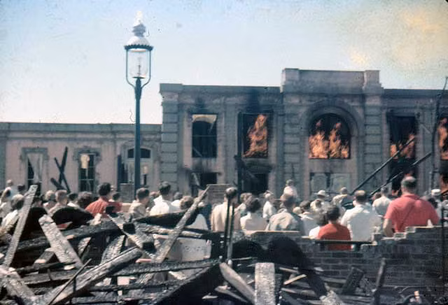 Mọi người đổ xô tới xem một vụ hỏa hoạn. Ảnh VT