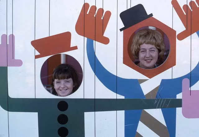 Hai bé gái thích thú chụp ảnh. Ảnh VT