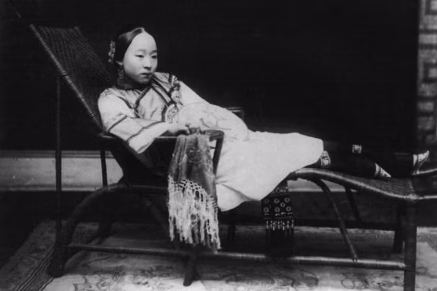 Vào thời phong kiến, những người phụ nữ có "gót sen ba tấc" được cho là sẽ hấp dẫn, cuốn hút hơn trong mắt nam giới. Người dân thời đó quan niệm bàn chân nhỏ là tiêu chuẩn vẻ đẹp của người con gái.