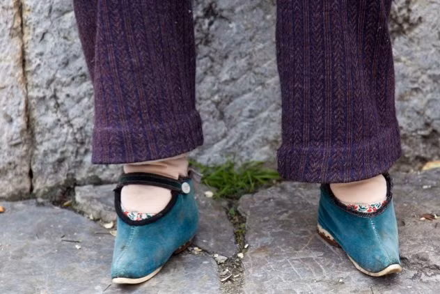 Phải đến năm 1912, tục bó chân đau đớn trên chính thức bị xóa bỏ tại Trung Quốc. Tuy nhiên, một số làng ở vùng sâu vùng xa vẫn thực hiện hủ tục trên để có "gót sen ba tấc".