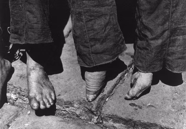 Tục bó chân khá phổ biến trong giới thượng lưu Trung Quốc thời xưa. Còn đối với tầng lớp lao động, tập tục này ảnh hưởng lớn đến cuộc sống và công việc của họ. Do vậy, chỉ có một số gia đình thuộc tầng lớp thấp trong xã hội thực hiện tục bó chân cho con gái với hy vọng chúng sẽ kiếm được tấm chồng tốt.