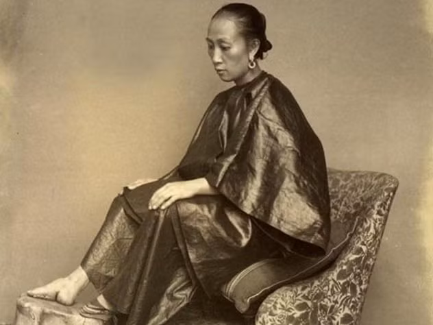 Thông thường, phụ nữ Trung Quốc có "gót sen ba tấc" dài khoảng 10 cm. Đặc biệt, những người có đôi chân nhỏ dài khoảng 7,6 cm được cho là sở hữu "đôi chân vàng".