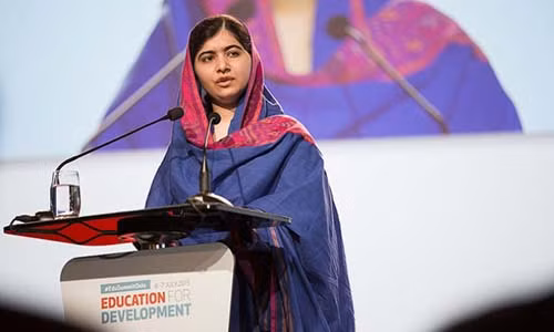 Vào năm 2012, các tay súng Taliban đã bắn vào đầu Malala nhưng cô may mắn sống sót. Sau đó, Yousafzai đã có những đóng góp lớn cho xã hội và được trao giải Nobel Hòa bình.