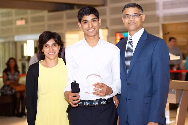 Sau khi giúp đỡ người phụ nữ ấy, Alex nhận ra rằng không có thiết bị nào có thể giúp những người bị mù có thể độc lập di chuyển trong khu phố sinh sống. Vì vậy, cậu tự học cách lập trình và từng bước tạo ra iAid để giúp cuộc sống của những người mù tốt đẹp hơn.