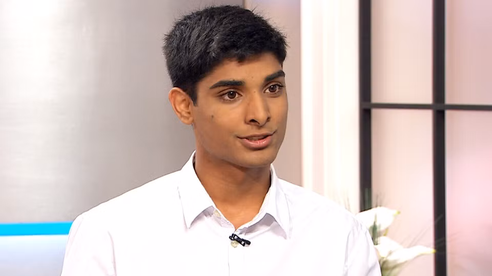 Sinh năm 1997, chàng trai trẻ Alex Deans đã sáng chế ra iAid - thiết bị dẫn đường cho người mù vào năm 12 tuổi. Phát minh này ra đời sau khi cậu từng giúp một phụ nữ mù đi qua đường.