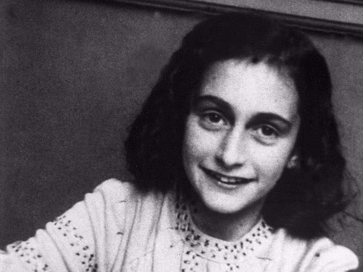 Anne Frank nổi tiếng với tác phẩm "Nhật ký Anne Frank". Cô bé viết cuốn nhật ký này trong những ngày phải trú ẩn ở một khu nhà máy bí mật tại Amsterdam để tránh bị phát xít Đức tàn sát. Ông Otto - cha của Anne - là thành viên duy nhất trong gia đình Frank, trong đó có Anne qua đời năm 16 tuổi, còn sống sót sau chiến tranh thế giới 2.