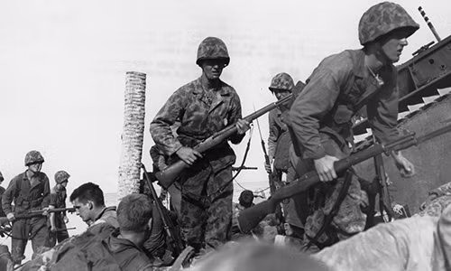 Binh lính Mỹ trong cuộc chiến đánh chiếm đảo Tarawa từ tay Nhật Bản.