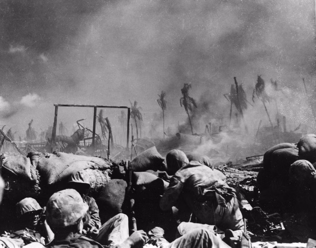 Chiến trường khói lửa tại Tarawa. Những cuộc giao tranh đẫm máu giữa Mỹ và Nhật Bản đã diễn ra trên hòn đảo san hô này.