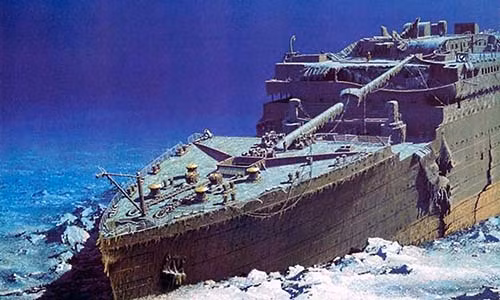 Con tàu huyền thoại RMS Titanic có chuyến hải hành đầu tiên và cũng là cuối cùng vào ngày 10/4/1912. Xuất phát từ Southampton (Anh), đến New York (Mỹ), tàu Titanic bị chìm ở phía bắc của Đại Tây Dương sau khi va chạm mạnh với tảng băng trôi khổng lồ, khiến 1.517 người thiệt mạng. Vụ tai nạn xảy ra chỉ 5 ngày sau khi nó khởi hành. Xác tàu này nằm dưới đáy Đại Tây Dương, ngoài khơi bờ biển Newfoundland, Canada.