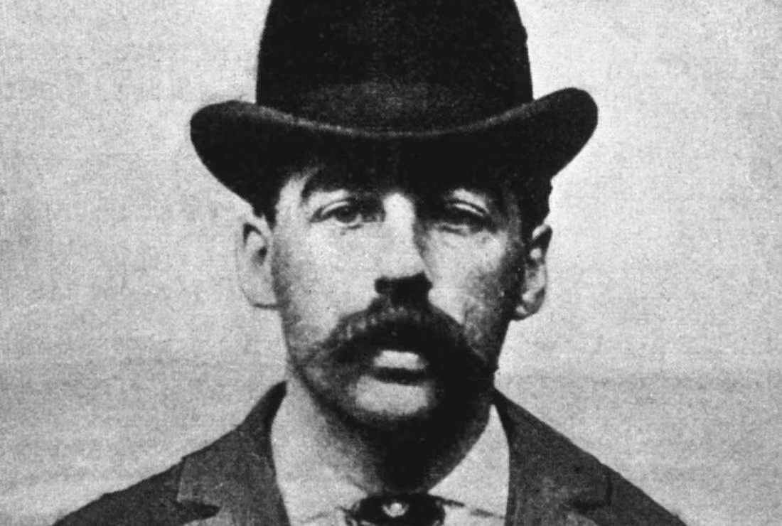 H. H. Holmes (tên thật là Herman Webster Mudgett) là tên sát nhân hàng loạt đầu tiên trong lịch sử Mỹ còn được biết đến với tên gọi "quái vật Chicago". Y đã tra tấn và giết chết 27 người ngay tại khách sạn của mình ở Chicago. Chính vì vậy, khách sạn mà y gây án còn được gọi là "lâu đài chết chóc".