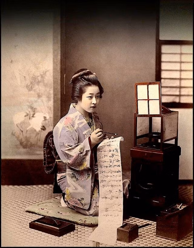 Trong khi đó, một cô gái Nhật viết thư trong phòng.