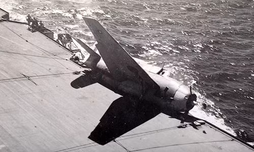 Trong Chiến tranh thế giới 2, phi công cảm tử Nhật Bản đã thực hiện chiến thuật tấn công cảm tử Kamikaze nhằm tiêu diệt tàu chiến Mỹ. Trước khi lên đường làm nhiệm vụ, các phi công Nhật Bản được nhận một chiếc bánh mì nướng. Đây là một nghi lễ ở Nhật Bản tượng trưng cho lời chia tay.