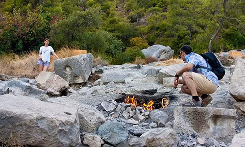 Chính vì vậy, những ngọn lửa này cháy liên tục trong ít nhất 2.500 năm qua. Hiện nay, nhiều khách du lịch sử dụng những ngọn lửa đặc biệt này để đun trà.