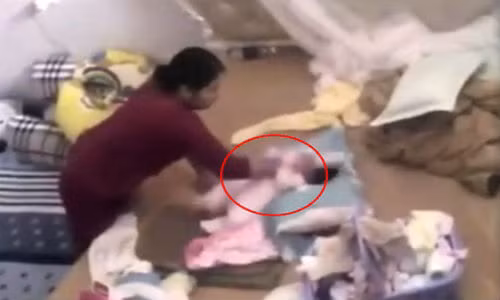 Me be gai bi danh da man: 'Ke hanh ha con toi bi bat la thich dang'-Hinh-2