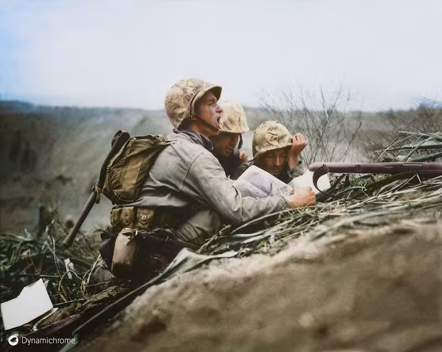 Lính Mỹ làm nhiệm vụ trên chiến trường tại Iwo Jima năm 1945.