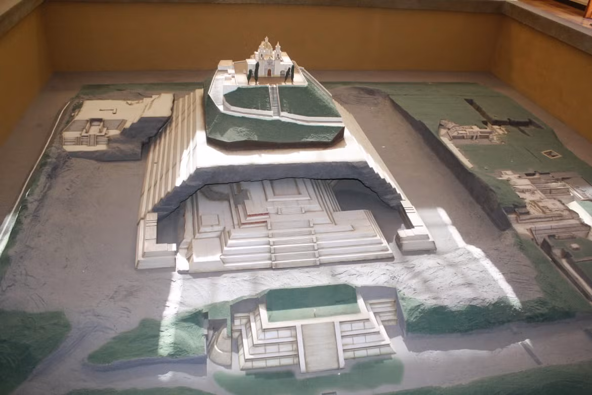 Do không biết đến sự tồn tại của Đại kim tự tháp Cholula nên chỉ huy đội quân viễn chinh Tây Ban Nha Hernan Cortez cho người xây dựng một nhà thờ có tên Iglesia de Nuestra Señora de los Remediosa lên trên kiến trúc khổng lồ này.