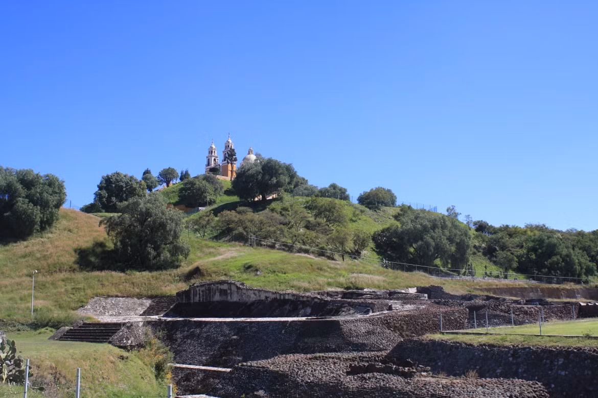 Theo một số giai thoại, người dân Cholula đã dùng đất, cỏ cây phủ kín Đại kim tự tháp Cholula linh thiêng để thực dân Tây Ban Nha không thể phát hiện.