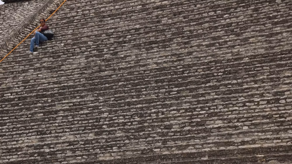 Người dân địa phương gọi kiệt tác kiến trúc khổng lồ này là Tlachihualtepetl (có nghĩa "ngọn núi nhân tạo"). Nguyên nhân là vì có một nhà thờ xây bên trên. Vì vậy, đây là công trình bị xây đè lâu đời nhất ở Bắc Mỹ.