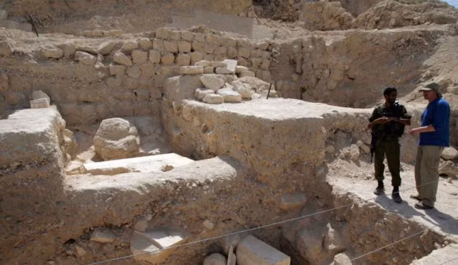 Người phụ nữ này sẽ làm việc tại đền thờ trong khi hoạt động khai thác mỏ trong khu vực trên diễn ra.